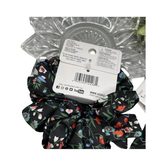 Scunci Floral Black Hair Scrunchies 2pc set - Picture 3 of 4
